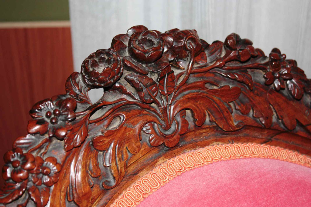 sofa crest — Can you help me identify this sofa?