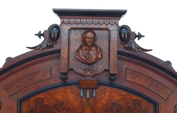 Shakespeare bust on bed  Close Up — Shakespeare Bust Ren Revival bed
