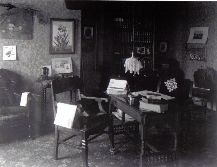 1896   Ballantyne Hse   sitting room (6) — Does anyone have information about this table?