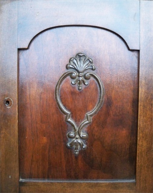 smdoor — Raised carving on sideboard door